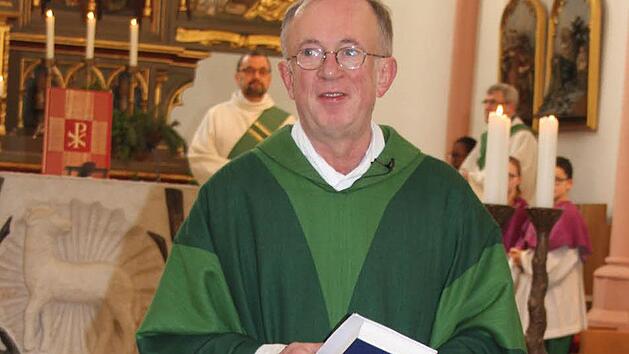 Dekan Hans Roppelt hatte zum Fasching eine gereimte Sonntagspredigt vorbereitet, die bei den Gottesdienstbesuchern sehr gut ankam. Foto: Sonja Adam