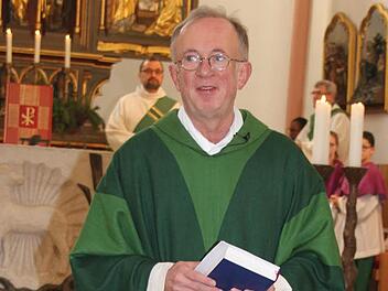 Dekan Hans Roppelt hatte zum Fasching eine gereimte Sonntagspredigt vorbereitet, die bei den Gottesdienstbesuchern sehr gut ankam. Foto: Sonja Adam