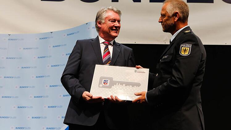 Schlüsselübergabe zwischen Jürgen Gehb von der Bima (l.) und Alfons Aigner, Präsident d. Bundespolizeiakademie. Foto: M. Hoch