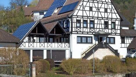 Das schnelle Eingreifen der Feuerwehr verhinderte am Montagabend das Ausbreiten eines Küchenbrandes in der Unterkunft für Asylbewerber in Oberwohlsbach. Foto: Rainer Lutz