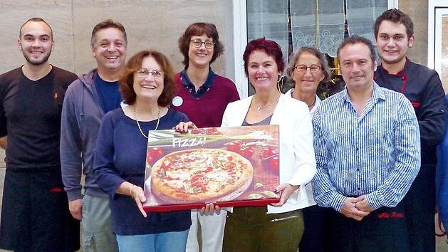 Kiwanis-Pr&auml;sidentin Ute Salzwedel bedankt sich bei Anka und Ermanno Lubiato (vorne, von links) f&uuml;r die Spende. Mit im Bild (hinten, von rechts) Samuel Lubiato, Rosi M&uuml;ller, Anja Gimpel-Henning, Gerhard Albert und Daniel Lubiato  Foto: Dieter H&uuml;bner