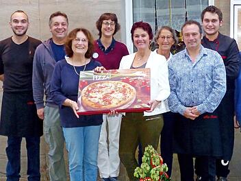 Kiwanis-Präsidentin Ute Salzwedel bedankt sich bei Anka und Ermanno Lubiato (vorne, von links) für die Spende. Mit im Bild (hinten, von rechts) Samuel Lubiato, Rosi Müller, Anja Gimpel-Henning, Gerhard Albert und Daniel Lubiato  Foto: Dieter Hübner