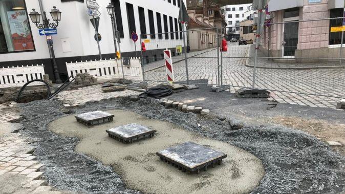 Hier stecken die Mehrkosten bei der Großbaustelle: Sicherheitspoller mussten eingebaut werden. Foto: Stadt Kulmbach