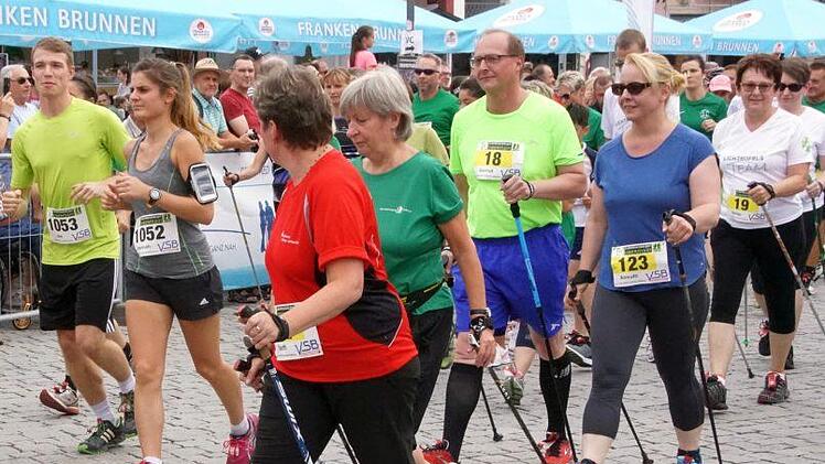 Der Freude an der Bewegung fr&ouml;nten auch wieder  zahlreiche Nordic-Walker, hier unmittelbar nach dem Start am Rathaus. Foto: Mario Deller