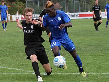Der Sander Kapitän Sebastian Albert (links) kann in dieser Szene gerade noch einmal Mamadou Bah an der Strafraumgrenze stoppen. Trotzdem setzte sich der Würzburger FV souverän mit 4:0 durch. Günther Geiling