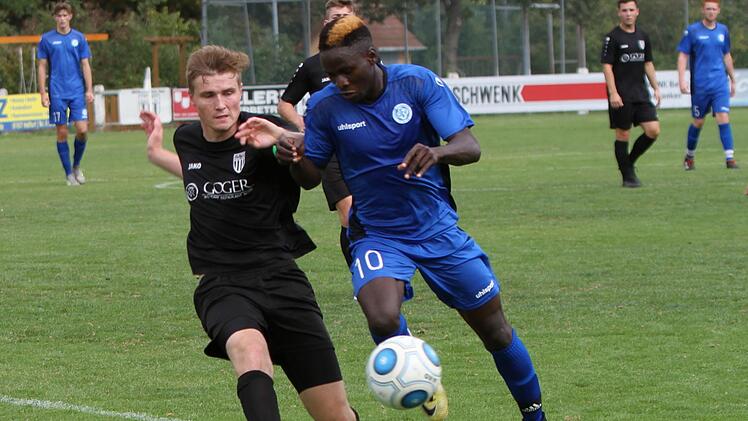 Der Sander Kapitän Sebastian Albert (links) kann in dieser Szene gerade noch einmal Mamadou Bah an der Strafraumgrenze stoppen. Trotzdem setzte sich der Würzburger FV souverän mit 4:0 durch. Günther Geiling