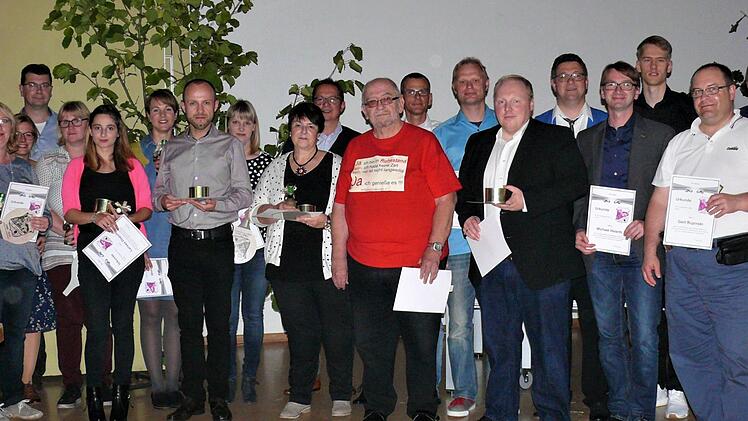 Sie sind zwischen 20 und 29 Jahren dabei: Barbara Pöhner; Monika Schirmer; Stefan Hahn; Dagmar Stübinger; Larissa Dippold; Nicole Seuß; Holger Oppelt; Carina Seeser; Angelika Seuß; Peter Hofmann; Wolfgang Meisinger; Marco Sesselmann Foto: Werner Reißaus