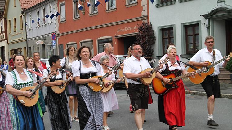 Die Staffelsteiner Klampfengruppe begleitete den Festzug auch musikalisch.