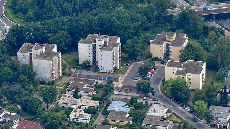 Im Bereich der Hochhäuser in Lichteneiche wurden die  nun verhandelten Brandstiftungen zu Jahresbeginn verübt.Ronald Rinklef
