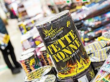 Die Läden und Supermärkte sind derzeit voll mit Böllern und Feuerwerken. Doch viele Kronacher können darauf verzichten.  Symbolbild: Moritz Frankenberg/dpa