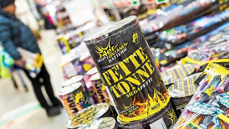 Die Läden und Supermärkte sind derzeit voll mit Böllern und Feuerwerken. Doch viele Kronacher können darauf verzichten.  Symbolbild: Moritz Frankenberg/dpa