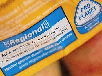 Das Logo "Regionalfenster" in einer K&uuml;che auf einer Packung mit &Auml;pfeln. Die Verbraucherzentralen fordern mehr Klarheit und genauere Vorgaben bei der Werbung mit regionalen Lebensmitteln. Foto: Lino Mirgeler, dpa