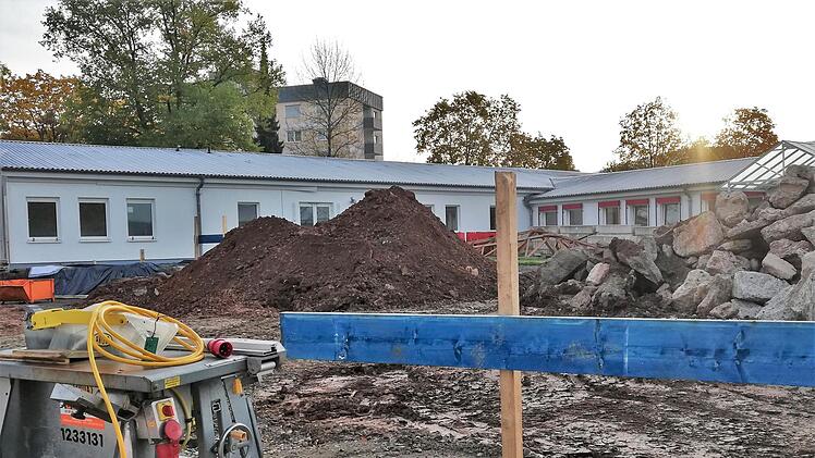Ein gewaltiger Erdaushub geht den Bauarbeiten zur Erweiterung der Sinnberg-Grundschule voraus. Foto: Sigismund von Dobschütz