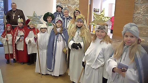 Das Sternsingen und das Stärkeantrinken am Dreikönigstag haben in Seßlach eine lange Tradition (Foto: im Pfarrsaal 2019). Dieses Jahr kommen die Segensbringer coronabedingt erneut nicht an die Haustür, sondern lassen an verschiedenen Stationen die Menschen zu ihnen kommen.