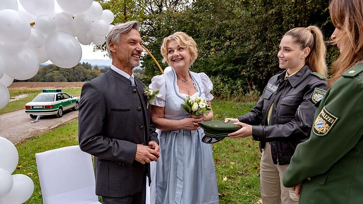 Das wird schon klappen: Trotz der Missverständnisse kann Oma Bärbel (Saskia Vester, zweite von links) endlich ihren Alexander (Steffen Wink) heiraten. Sabine Kaiser (Katharina Müller-Elmau, rechts) und Christina (Mitsou Jung) gratulieren.