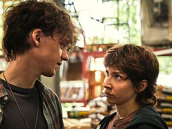 Die Mittzwanziger Mike (Jeremias Meyer) und Nisha (Amina Merai) sind schwer verliebt und wollen heiraten. Bevor die Eltern von Mike in den Campingurlaub aufbrechen, ist ein Kennenlernen geplant. Doch das gut gemeinte Treffen mit den spießig-schwierigen Eltern Mikes eskaliert.