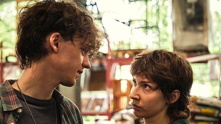 Die Mittzwanziger Mike (Jeremias Meyer) und Nisha (Amina Merai) sind schwer verliebt und wollen heiraten. Bevor die Eltern von Mike in den Campingurlaub aufbrechen, ist ein Kennenlernen geplant. Doch das gut gemeinte Treffen mit den spießig-schwierigen Eltern Mikes eskaliert.