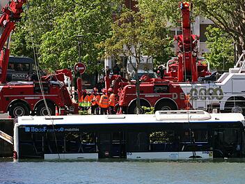Bus st&uuml;rzt bei Paris in Seine &ndash; Fahrsch&uuml;lerin am Steuer
