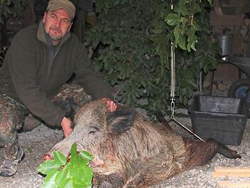 Das Ende des Keilers: Jürgen Düsterwald erlegte nach 40 Stunden auf dem Ansitz das kapitale Wildschwein.  Foto: Gerd Schaar