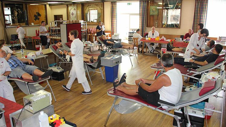 Bis 17.45 Uhr noch gut besucht: der Blutspendetermin des Roten Kreuzes am Freitag erstreckte sich über das WM-Viertelfinale. Die Resonanz blieb erwartungsgemäß hinter den Ergebnissen früherer Termine zurück.Fotos: Ralf Kestel