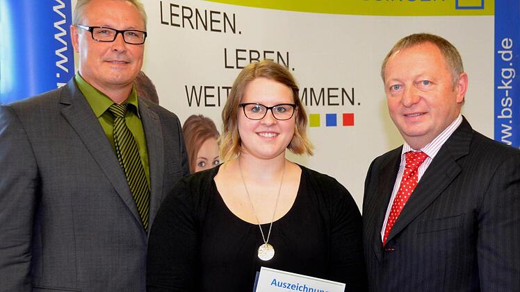 Katja Will erhielt für ihre 1,0 als beste Fleischerifachverkäuferin den Preis des Fördervereins. Links Schulleiter Rudolf Hofmann, rechts Landrat Thomas Bold.