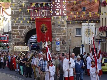 Prozessionen durch Eberns Innenstadt gibt es auch heute noch, allerdings sind die Zeiten vorbei, als fast alle Vereine der Stadt sich mit Fahnenabordnungen beteiligten.  Foto: Johanna Eckert