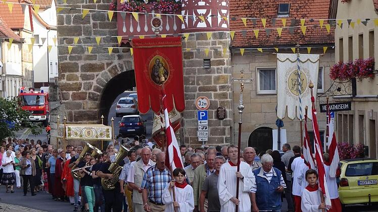 Prozessionen durch Eberns Innenstadt gibt es auch heute noch, allerdings sind die Zeiten vorbei, als fast alle Vereine der Stadt sich mit Fahnenabordnungen beteiligten.  Foto: Johanna Eckert