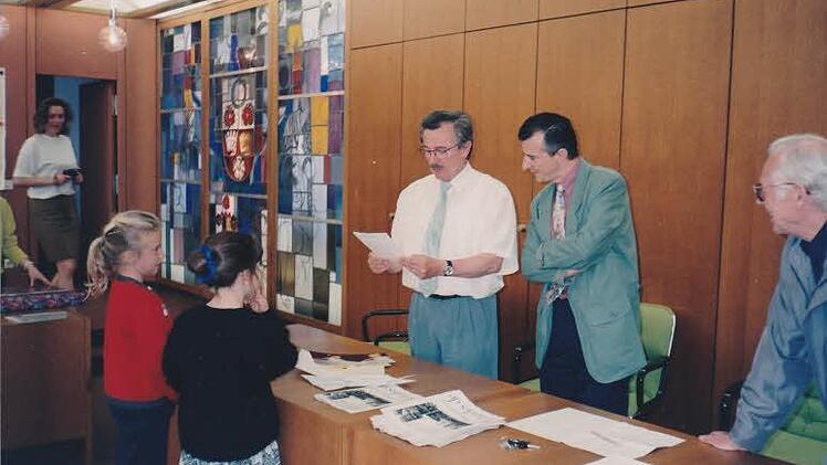 Schon von Beginn an unterstützte André Hartereau, der heutige Bürgermeister von Hennebont, das Zustandekommen der Partnerschaft. Das Bild zeigt ihn neben dem damaligen Bürgermeister Manfred Raum bei einem Empfang für eine Hennebonter Delegation im Kronacher Rathaus.
