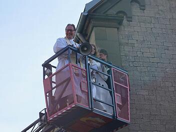 "Auf Augenhöhe" in der Drehleiter wurde vom Stadtpfarrer Thomas Eschenbacher das neu sanierte Kirchendach gesegnet.  Foto: Thomas Reuter