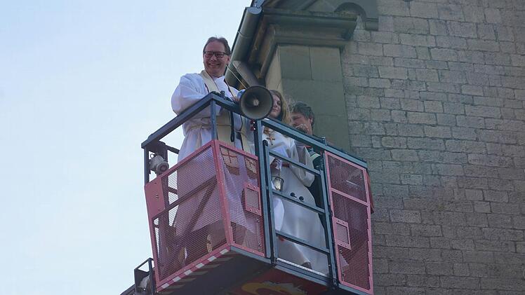 "Auf Augenhöhe" in der Drehleiter wurde vom Stadtpfarrer Thomas Eschenbacher das neu sanierte Kirchendach gesegnet.  Foto: Thomas Reuter