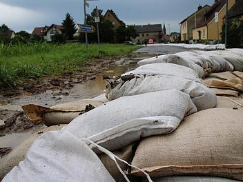 6000 Sandsäcke wurden aufgehäuft, um das überlaufende Wasser in die Kanalisation und den Main fließen zu lassen.  Foto: Ronald Heck