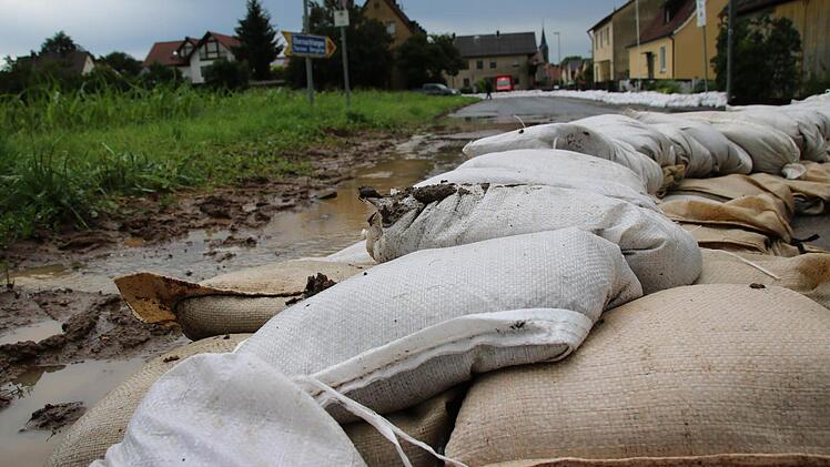 6000 Sandsäcke wurden aufgehäuft, um das überlaufende Wasser in die Kanalisation und den Main fließen zu lassen.  Foto: Ronald Heck