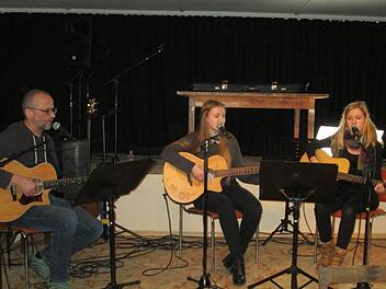Christian Hirschler, Isabelle Bub, Sarah Hofmeister musizieren gemeinsam in der Galerie. Foto: Diana Leitsch