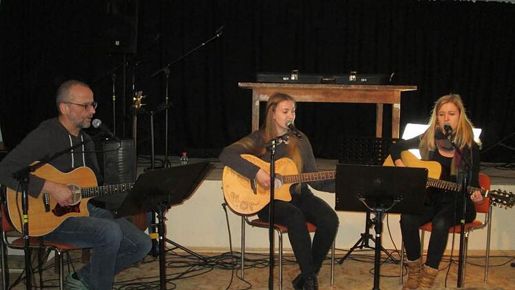 Christian Hirschler, Isabelle Bub, Sarah Hofmeister musizieren gemeinsam in der Galerie. Foto: Diana Leitsch