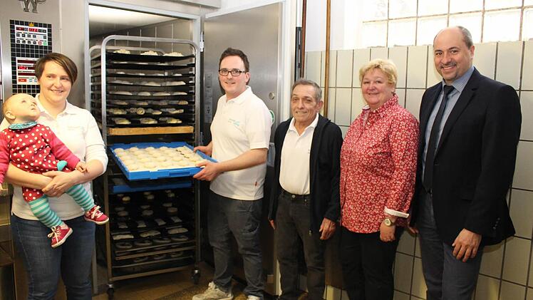 Der neue Gärautomat ermöglicht es dem Familienbetrieb, ein breites Sortiment anzubieten. Im Bild drei Generationen der Bäckerfamilie: Christine Ley mit Tochter Mathilda, Maximilian Ley, die Eltern Gerhard und Christine Ley, Bürgermeister Johannes Krapp (von links)  Foto: Evi Seeger