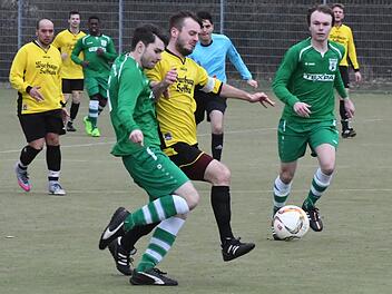Der Garitzer Simon Herold (Mitte) vermag Louis Albert in dieser Szene zwar vom Ball zu trennen. Doch mehr Druck aufzubauen, um gegen die Grabfeld-Gallier zu punkten, gelingt dem SV nicht. Foto: Hopf