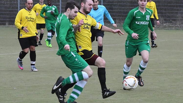 Der Garitzer Simon Herold (Mitte) vermag Louis Albert in dieser Szene zwar vom Ball zu trennen. Doch mehr Druck aufzubauen, um gegen die Grabfeld-Gallier zu punkten, gelingt dem SV nicht. Foto: Hopf