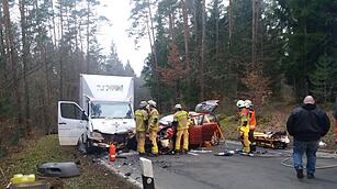 Fürth: Schwerer Unfall - Feuerwehr muss Frau befreien