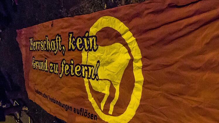 Coburger im Zeichen des 150. CC-Pfingstkongresses: Fackelzug und nächtliche Feierstunde auf dem Marktplatz.Foto: Jochen Berger