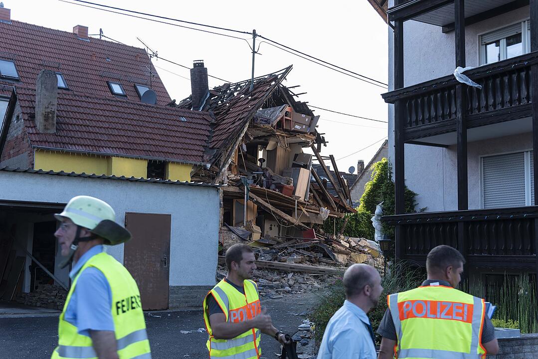 Wohnhaus in Unterfranken stürzt nach Verpuffung ein: Vier Menschen teils schwer verletzt
