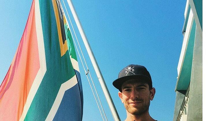 Chris Dels mit der Trophäe des gewonnenen Ironman-Wettkampfes in Südafrika.Anja Kropfelder