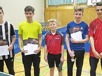 Den Einzelwettbewerb der Jungen gewann Thomas Stumpf (Vierter von links). Mit im Bild die Nächstplatzierten (von links) Niklas Ellinger, Elias Köstner, Tim Hartenstein und Jugendbetreuer Lukas Ellinger.