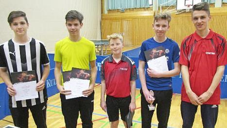 Den Einzelwettbewerb der Jungen gewann Thomas Stumpf (Vierter von links). Mit im Bild die Nächstplatzierten (von links) Niklas Ellinger, Elias Köstner, Tim Hartenstein und Jugendbetreuer Lukas Ellinger.