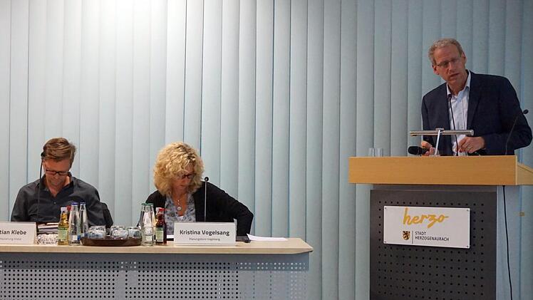 Sebastian Klebe, Kristina Vogelsang und German Hacker (v. l.) erläuterten die Planung.    Foto: Richard Sänger