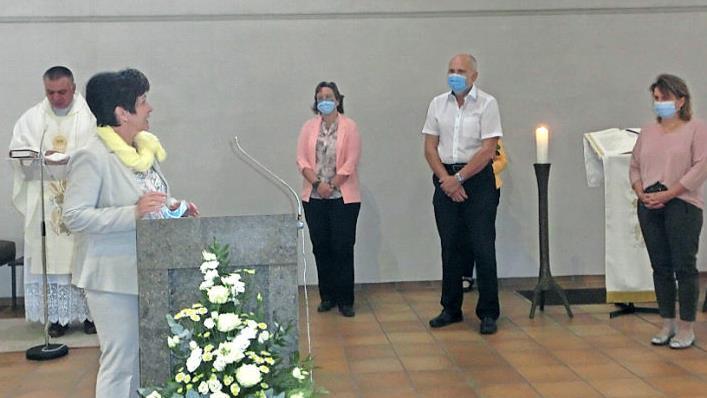 Engagierte und verdienstvolle Organisten ehrte die katholische Pfarrei Ludwigschorgast. Das Bild zeigt (von rechts) B&uuml;rgermeisterin Doris Leithner-Bisani, Roland Daig, Christiane Schuck, Pfarrgemeinderatsvorsitzende Maria Kienzle und Pfarrer Michal Osak.  Foto: Tobias Braunersreuther