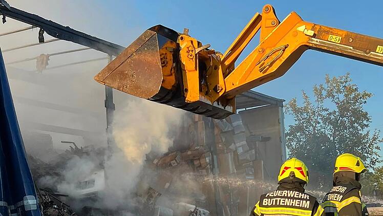 Riesige Rauch-Säule im Kreis Bamberg: Lkw geht in Flammen auf - Feuerwehr mit Großeinsatz