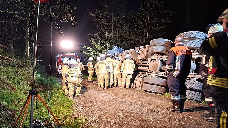 Landkreis Kronach: Spektakulärer Lkw-Unfall in Waldgebiet - Ladung rollt Abhang hinunter