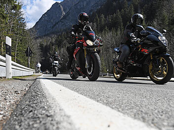 Motorradfahrer am Kesselberg