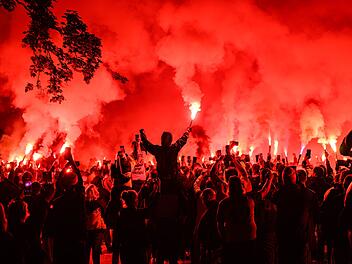 Anh&auml;nger von Dynamo Dresden randalieren an Bahnhof Pegnitz