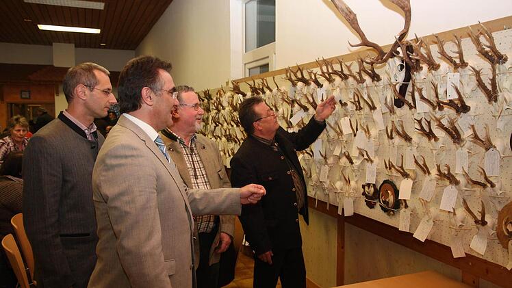 Bewunderer von Trophäen: Bernhard Hauser, Jürgen Kupfer, Helmut Zenker und Erich Fiedler (von links).  Foto: Galster